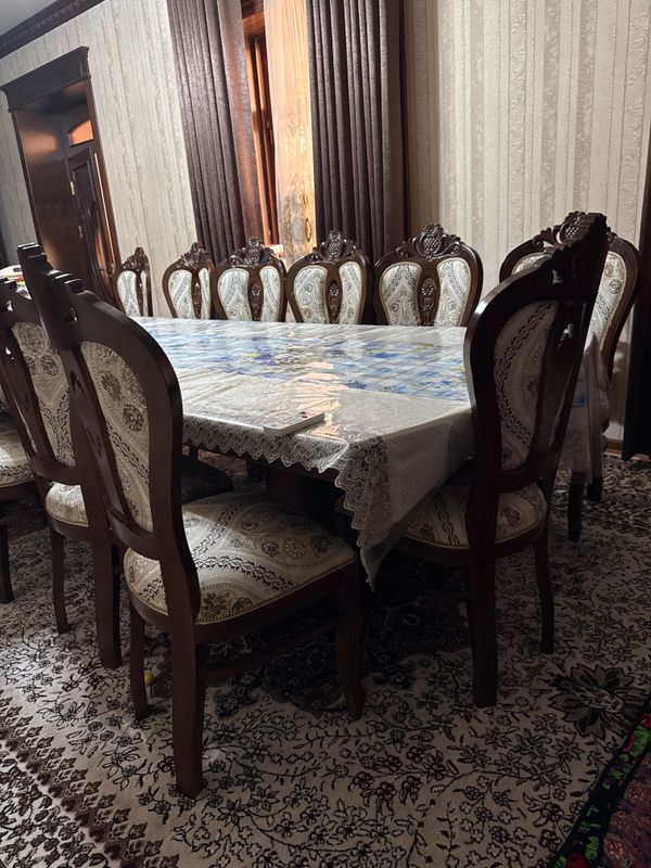Продается стол и стулья в комплекте
