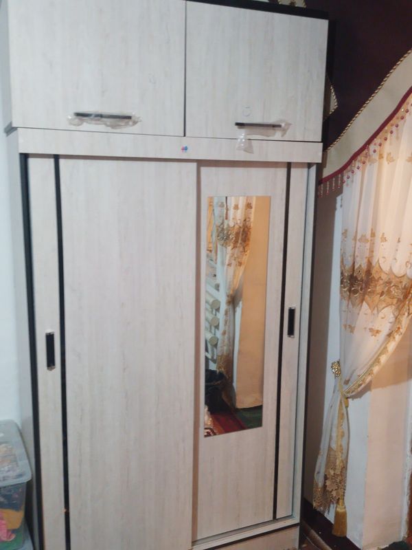 Shkaf 2qavatli oynasi ham bor Shkaf 2qavatli oynasi ham bor