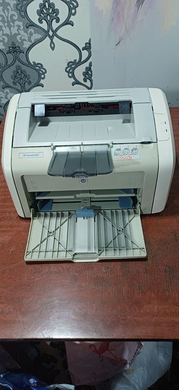 Принтер HP 1020 чёрный белый