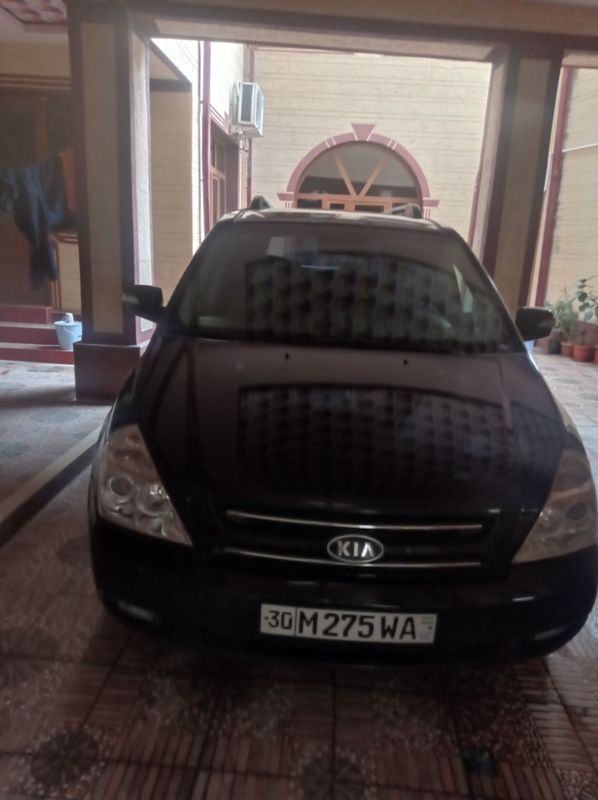 Kia Carnival qora