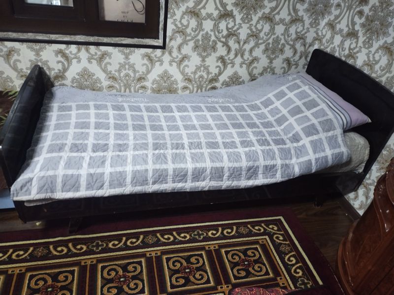 Divan kravat sotiladi Divan kravat sotiladi