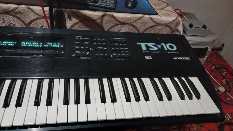 Ensoniq ts 10 sotiladi