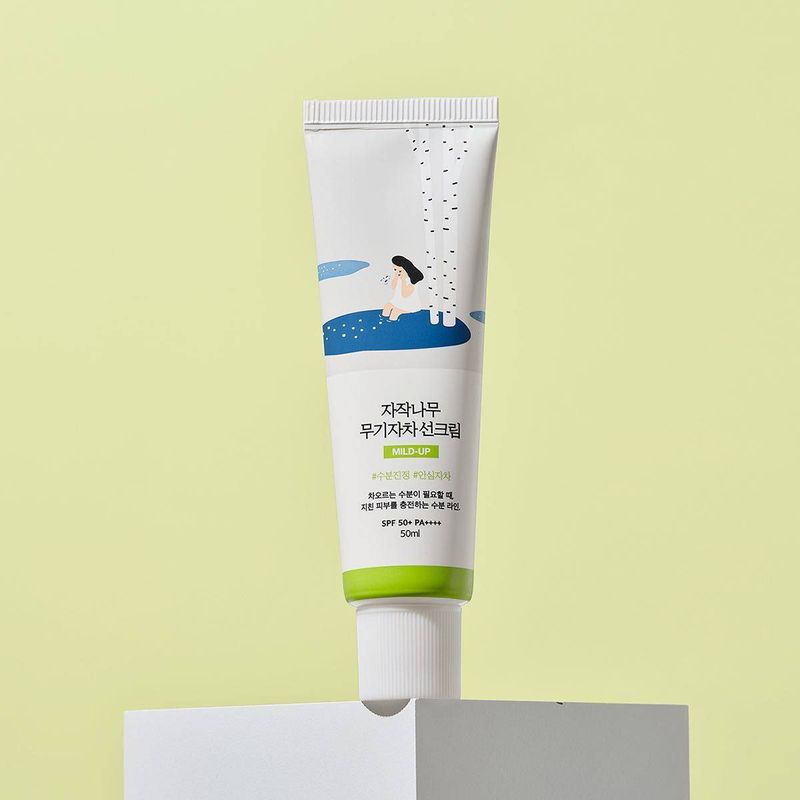 Увлажняющий солнцезащитный крем Round Lab Birch Juice Moisturizing Mild-Up Sun Cream SPF50+ PA++++