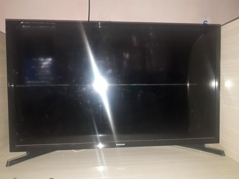 Televizor oddiy 32lik, ekran singan