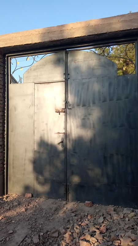 Darvoza jelezdan yasalgan. Darvoza jelezdan yasalgan.