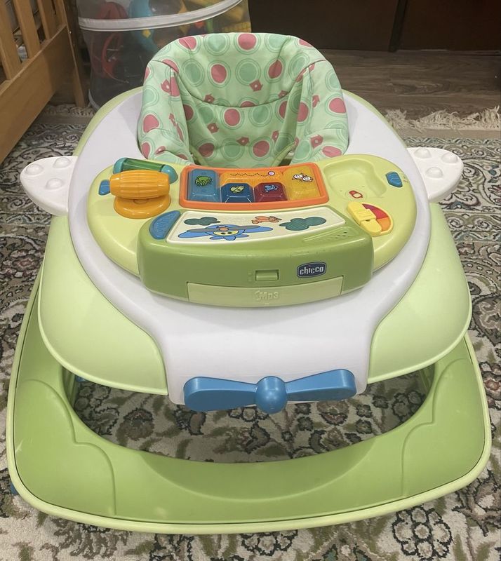 Ходунки для малышей фирма Chicco