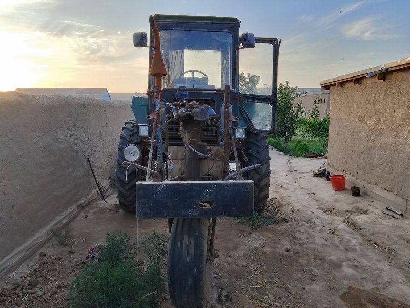 Traktor MTZ 80 holati yaxshi kamchiligi yoʻq TTZ 80 kabinasi bosilgan