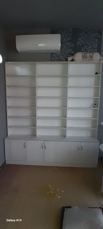 Parfyumeriya dukoni uchun shkaf sotiladi