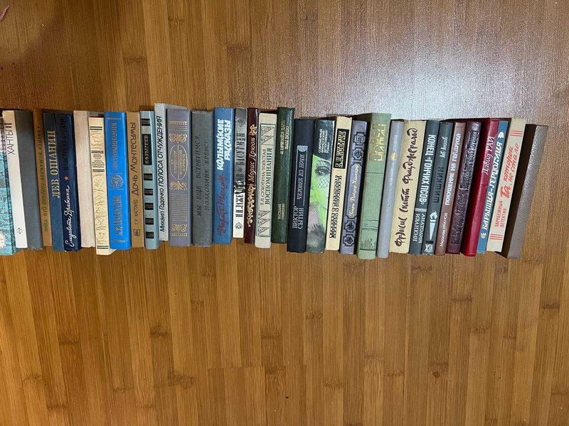 Большой выбор книг — классика, бестселлеры и уникальные издания