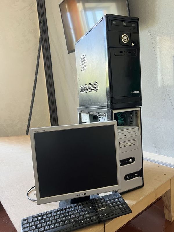 Компьютер 2 процессор и Microlab самбуфер калонкасы менен Компьютер 2 процессор и Microlab самбуфер калонкасы менен