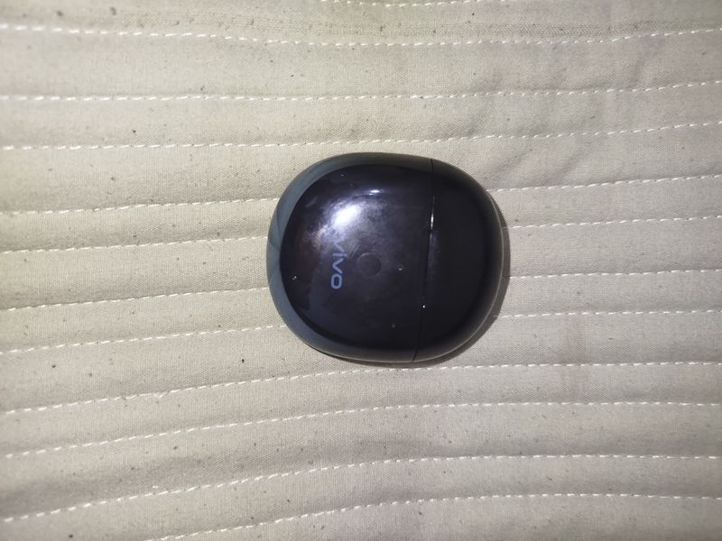 Vivo tws neo продаю кейс и один левый наушник Vivo tws neo продаю кейс и один левый наушник