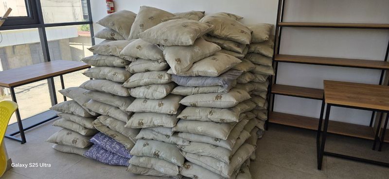 Продам постельные пренадлежности в наличии около 300 штук Продам постельные пренадлежности в наличии около 300 штук