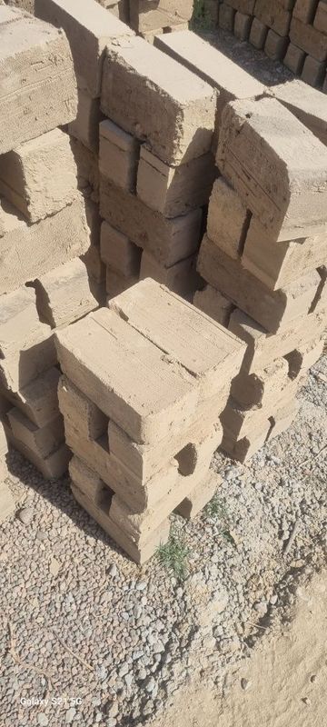 Хом гишт ишлаб чикарамиз ва сотамиз.