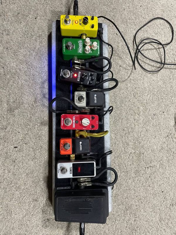 Pedal board sotiladi