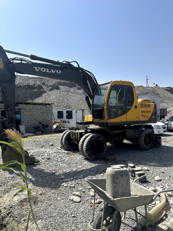 Ekskavator VOLVO 130 sotiladi 28000$ Ekskavator VOLVO 130 sotiladi 28000$