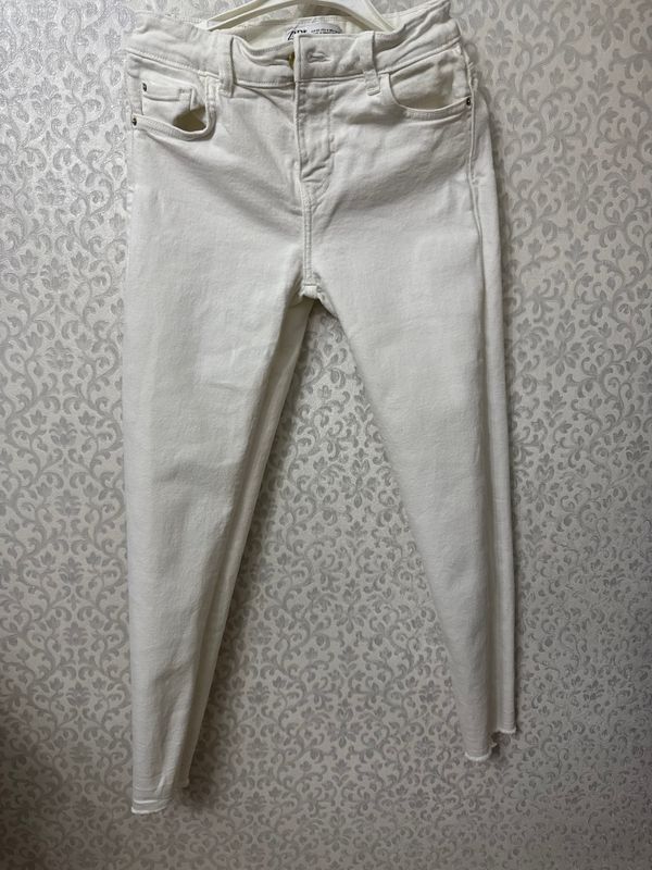 Белые джинсы Zara, в отличном состоянии