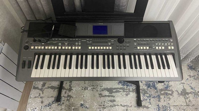 Синтезатор Yamaha PSR-670 с подствкой для нот в комплекте Синтезатор Yamaha PSR-670 с подствкой для нот в комплекте