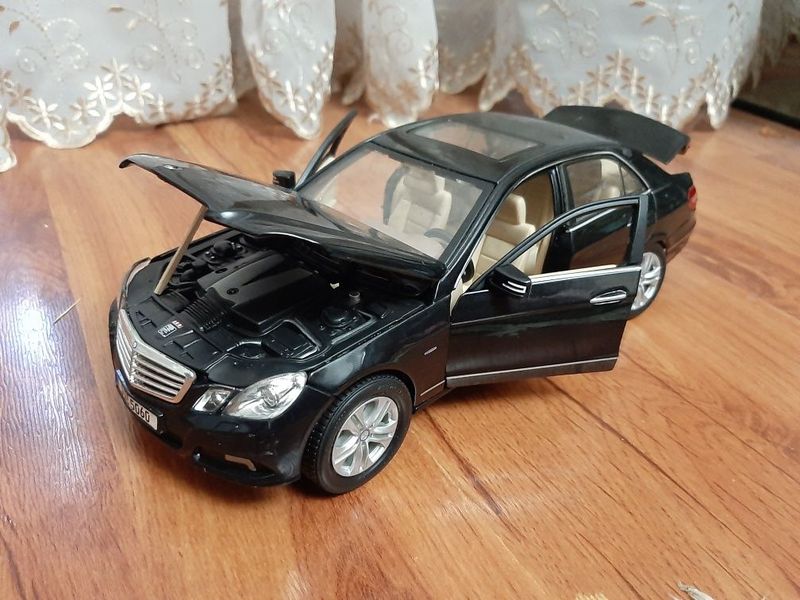 Mercedes-Benz E-Class модель 1/18