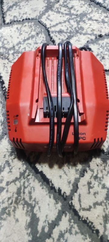 Прадётся зарядное устройство HILTI новый Прадётся зарядное устройство HILTI новый