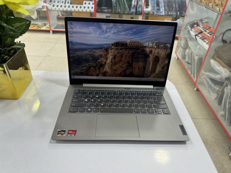 Lenovo thinkbook ekrani sesnorlik ryzen 7 16/512 ssd tiniq hokatdagisi