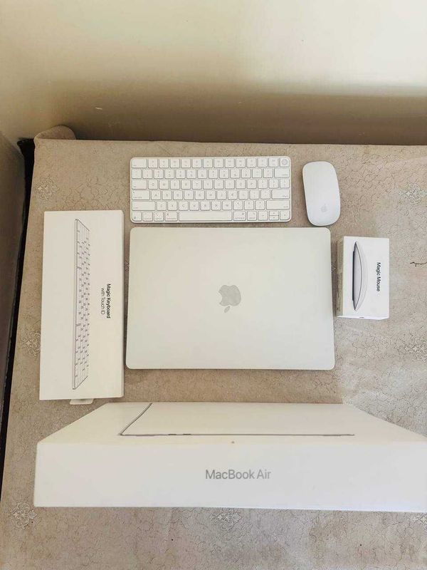 MacBook Air M4 15.3" (2025) MacBook Air M4 15.3" (2025)