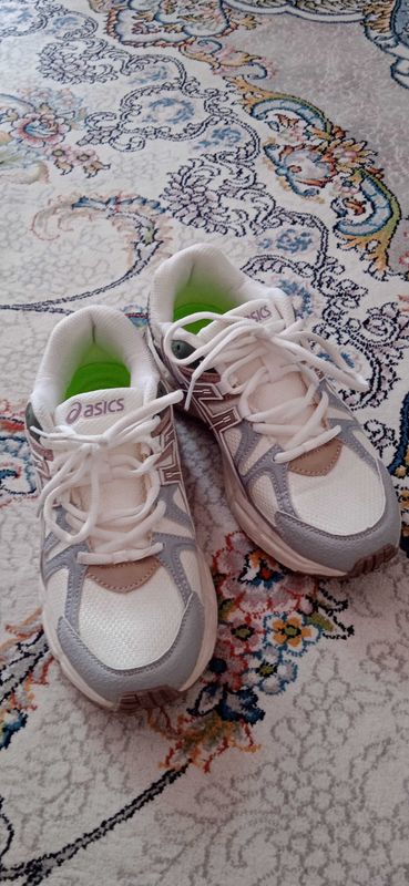 Женские кроссовки Asics 38 размер Женские кроссовки Asics 38 размер