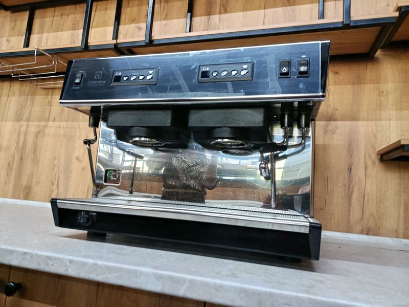 Продам профессиональную кофемашину Nuova Simonelli Appia II 40 Продам профессиональную кофемашину Nuova Simonelli Appia II 40