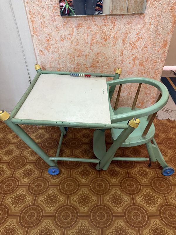 Детская парта на колесиках