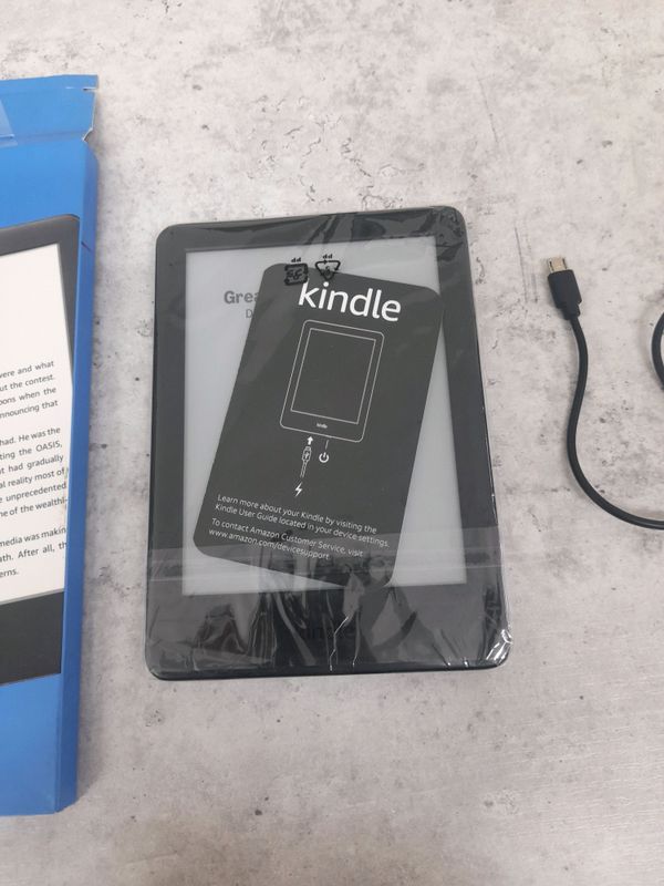 Kindle elektron dostkali kitob o'qish smartfon.