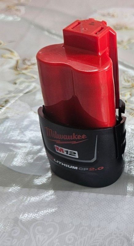 Milwaukee Оригиналный аккумулятор, с зарядным устройством Milwaukee Оригиналный аккумулятор, с зарядным устройством