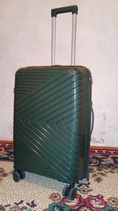 Chemadan oʻrtacha razmerli. Yangi. Rangi nosiviy. Balonchalari olinadi