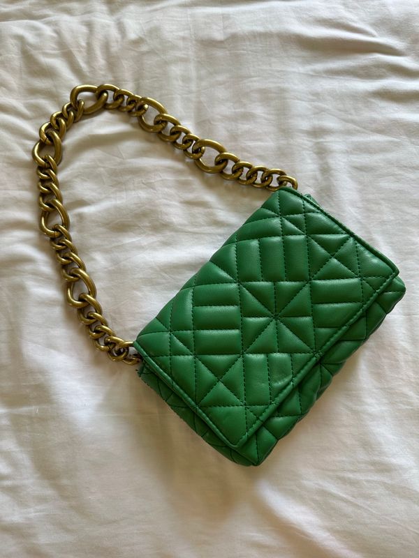 Стильная зелёная сумка ZARA с массивной цепью