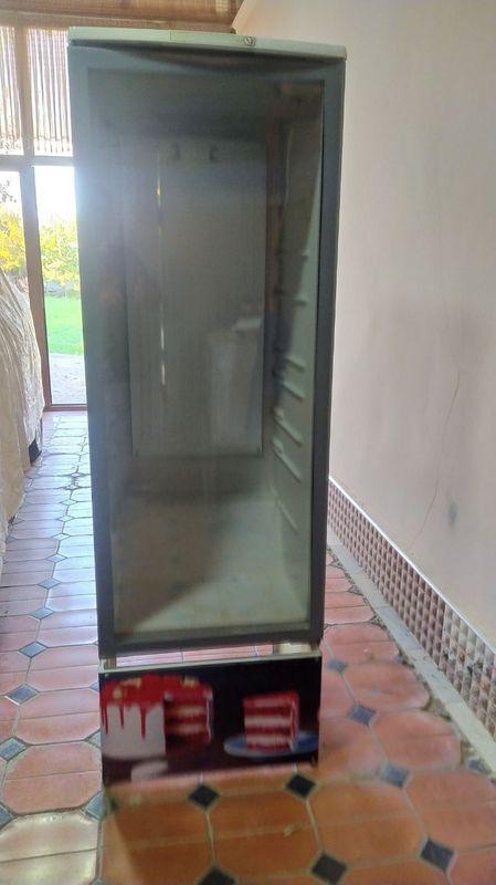 Vitrina xolodilnik sotiladi