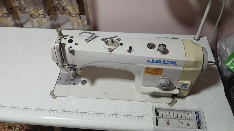 Продаётся швейная машинка JACK в хорошем состоянии Продаётся швейная машинка JACK в хорошем состоянии