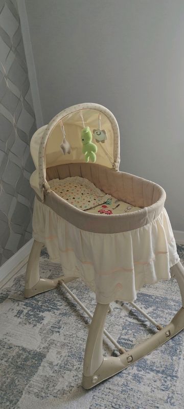 Люлька для новорожденного ребенка на колесах. Люлька для новорожденного ребенка на колесах.
