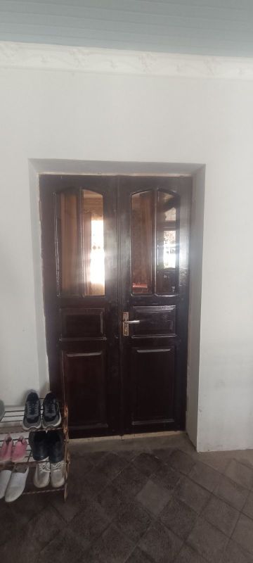 Eshik rom bor 2 vaqali 1ta 1 vaqali 2 ta rom 5 ta