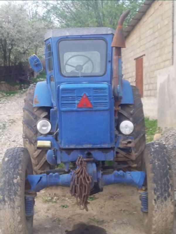 Traktor sotiladi