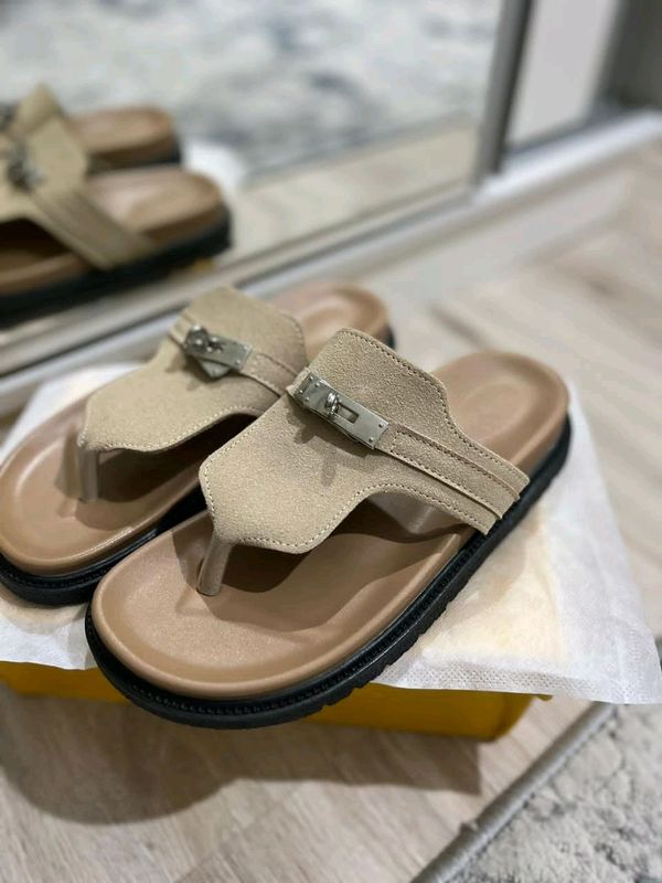 новые ,hermes тапочки,размер 38,цена 180.000 тыс новые ,hermes тапочки,размер 38,цена 180.000 тыс