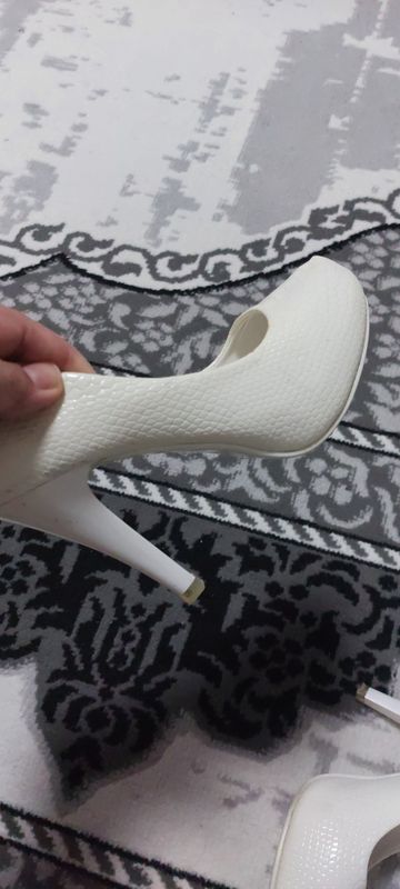 oq tufli sotiladi 35 razmer