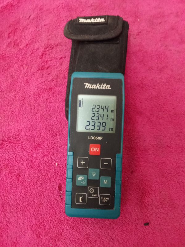 Лазерный дальномер Makita.