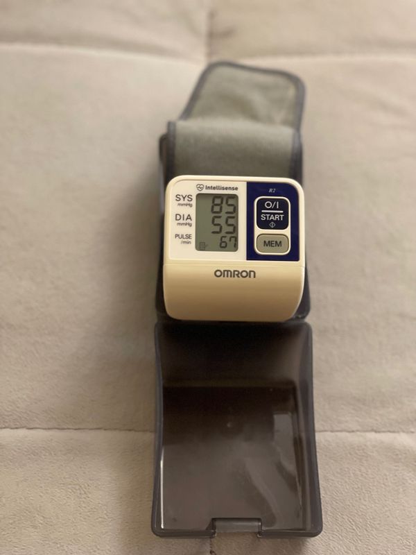 OMRON R2 компактный тонометр на кисть руки OMRON R2 компактный тонометр на кисть руки