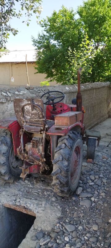 Mini traktor 2 porshinlik holati yaxshi yurib turgan traktor Mini traktor 2 porshinlik holati yaxshi yurib turgan traktor