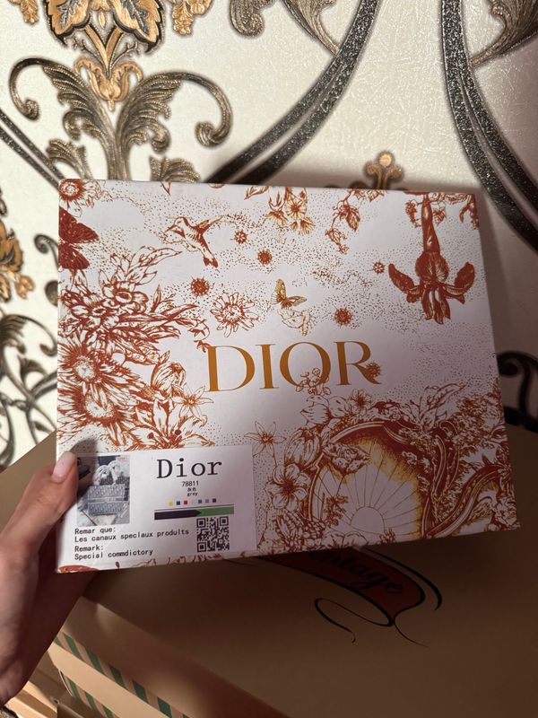 Сумочка ‘’DIOR’’ 200 минг почти новая. Сумочка ‘’DIOR’’ 200 минг почти новая.