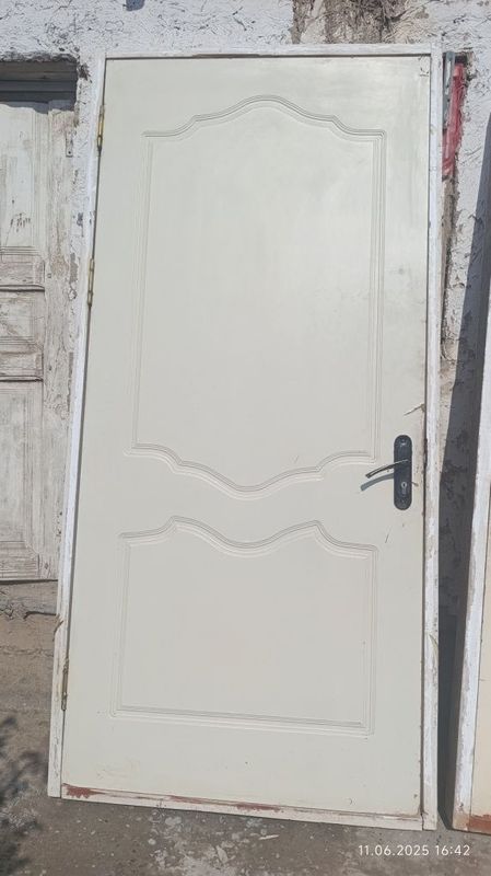1×2.10 размердеги уй ишинен шыққан қапы сатылады. Замок топсалары бар.