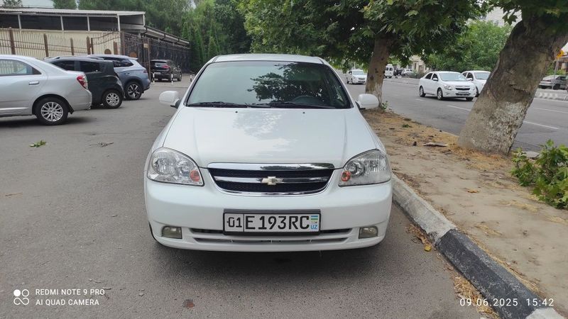 Lacetti 163.000km yurgan toza butun Lacetti 163.000km yurgan toza butun