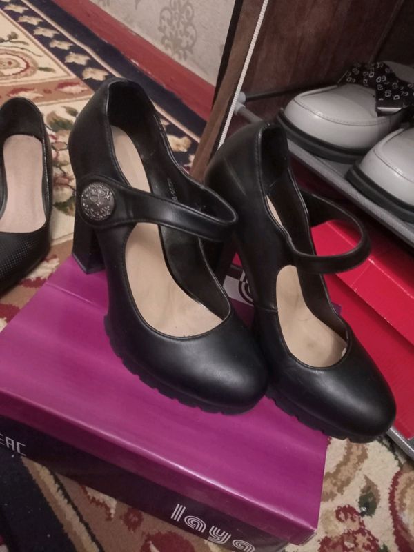 Tufli holat yengi narxi kelishlad razmer 36 dastafka bor