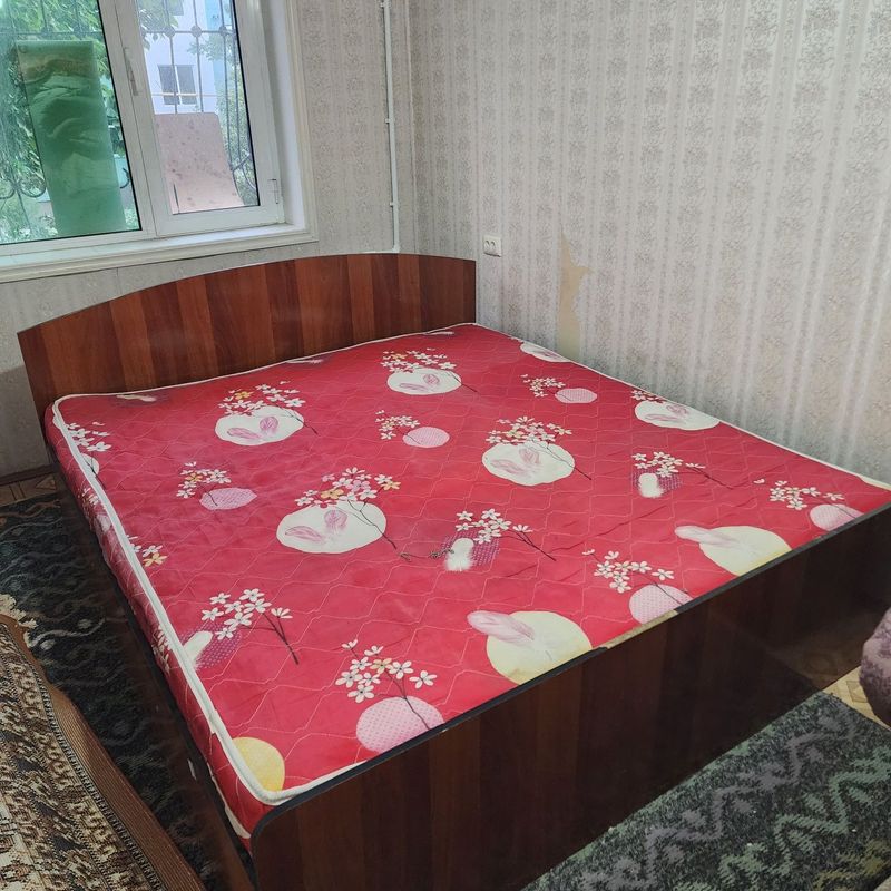 Кровать и тумбочка
