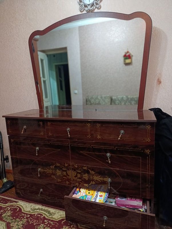 Трюмо с двумя тумбочками Трюмо с двумя тумбочками