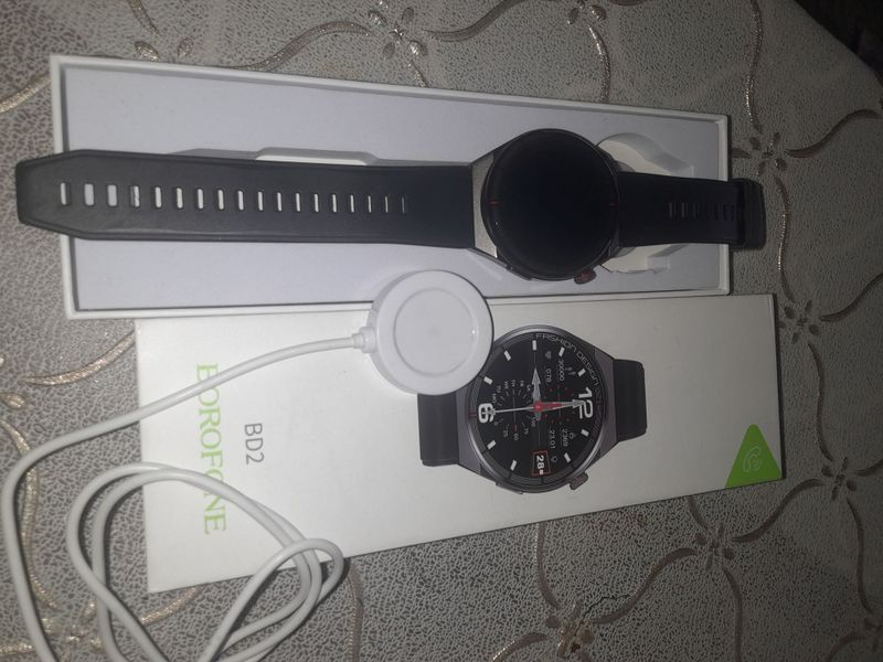 Smartwatch telga ulanadi qo'ng'iroqqa javob berish bor