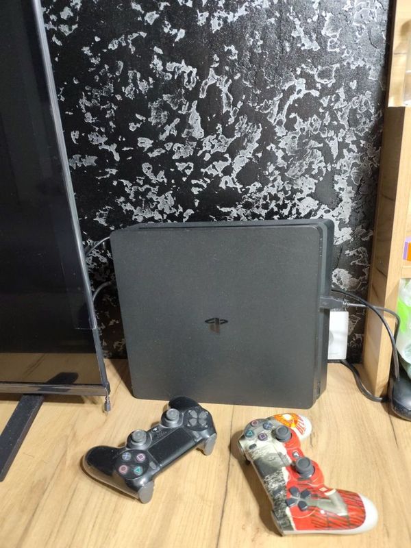 PlayStation 4 slim 1 tb
